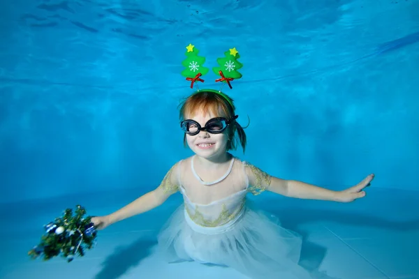 Encantadora Niña Con Pequeño Árbol Navidad Mano Vestido Blanco Posa —  Fotos de Stock