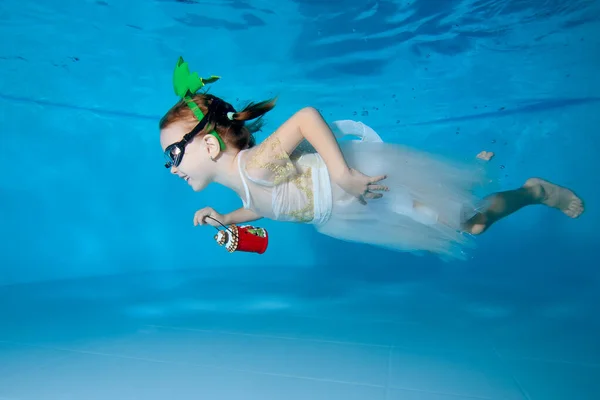 Retrato Una Hermosa Niña Con Juguete Navidad Mano Vestido Blanco —  Fotos de Stock