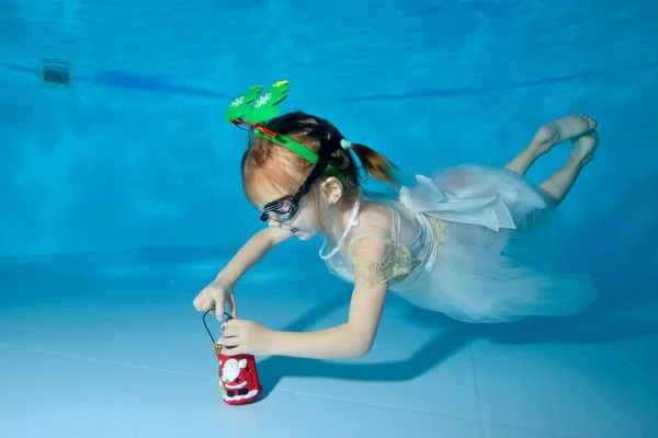 Una Niña Feliz Vestido Blanco Bucea Para Juguete Navidad Fondo —  Fotos de Stock