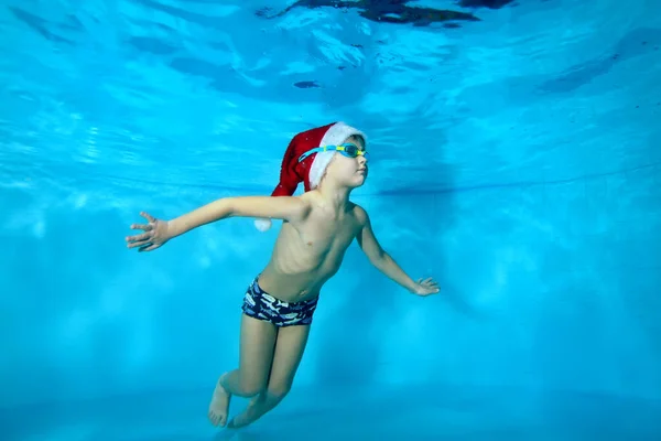 Niño Encantador Niño Nada Bajo Agua Piscina Con Sombrero Rojo — Foto de Stock