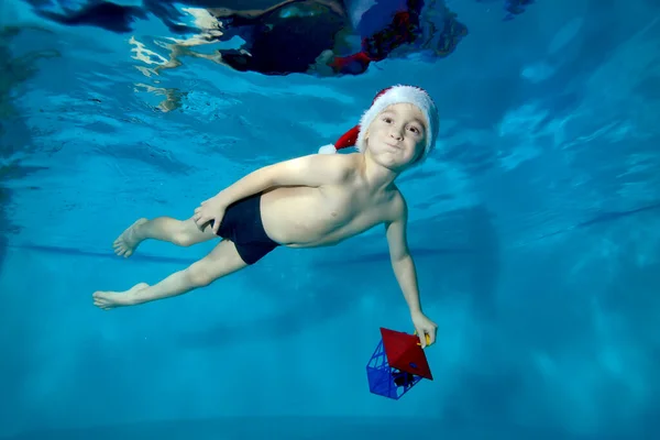 Niño Gracioso Chico Nada Bajo Agua Piscina Sombrero Rojo Santa — Foto de Stock