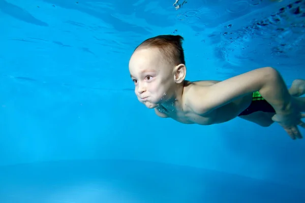 Sınıfta, çocuk havuzunun dibinde suyun altında küçük bir çocuğun fotoğrafı. Aktif mutlu çocuk. Sağlıklı bir yaşam tarzı. Suyun altında yüzme dersleri. Aile sporu. — Stok fotoğraf