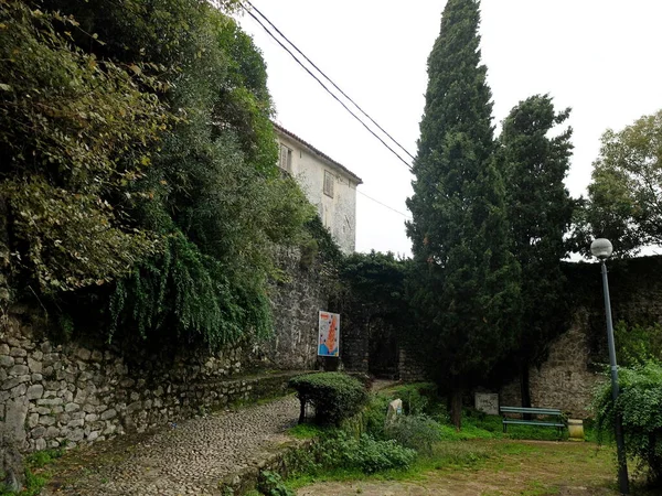 Herceg Novi - Yağmurdan sonra eski kasaba — Stok fotoğraf