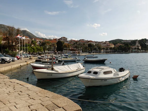 Cavtat gamla stan och havsutsikt - Kroatien — Stockfoto