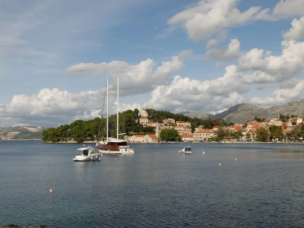 Cavtat vieille ville et vue sur la mer - Croatie — Photo