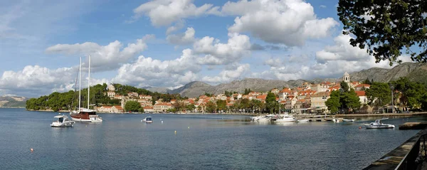 Cavtat gamla stan och havsutsikt - Kroatien — Stockfoto