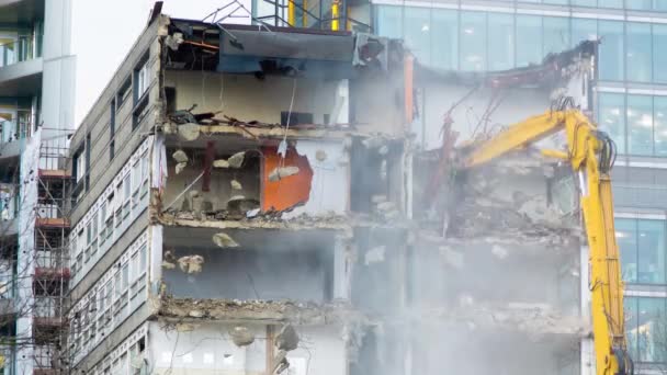 Timelapse do edifício demolidor da escavadeira no centro de Londres, com pulverização de água — Vídeo de Stock