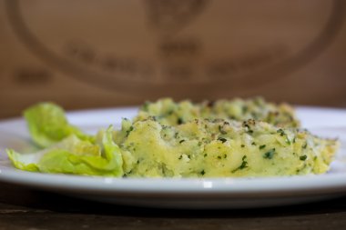 Balık pasta yan plaka üzerinde