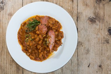 Yukarıdan cassoulet Toulousain