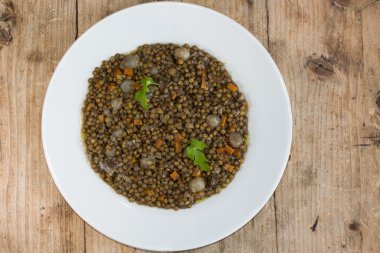 Yukarıdan tabakta sebze ile yeşil mercimek