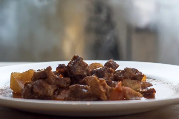 Lamm-Navarin auf Teller von der Seite — Stockfoto