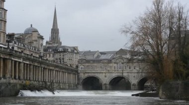 Bath, İngiltere'de şehir Puteney köprü ve weir ile üzerinden akan nehir Avon