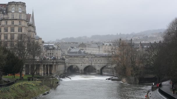 Fluss avon fließt durch die Stadt Bad, UK, mit Puteney-Brücke und Wehr — Stockvideo