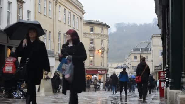 Shoppare och stor fråga säljaren på Milsom Street, Bath, Storbritannien — Stockvideo