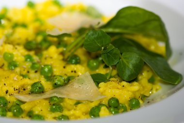 Pırasa, Bahçe bezelye ve safran risotto parmesan peyniri ile