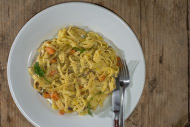 Tatlı patates, Keçi peynir ve kırmızı soğan tagliatelle tabak çatal bıçak takımı ile