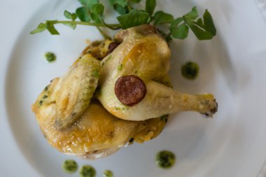 Poussin, ezilmiş patates ve chorizo yukarıdan ot tereyağı ile kızartma