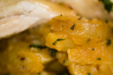 Poussin, ezilmiş patates ve chorizo ot tereyağı ayrıntı ile kızartma