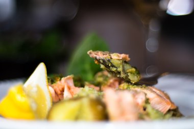 Somon fileto, pesto ve çatal ezilmiş patates