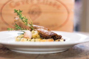 Ördek confit salardaise patates ile