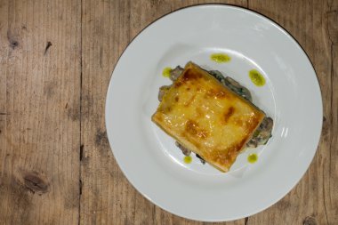 Tourte au Bleu: yukarıdan mavi peynir mantarlı börek