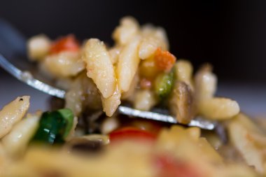 Risotto makarna provencal taraftan çatal üzerinde