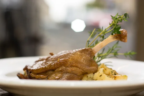 Ördek confit salardaise patates ile