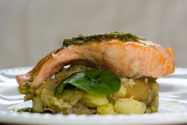 Filete de salmón, pesto y patata machacada — Foto de Stock