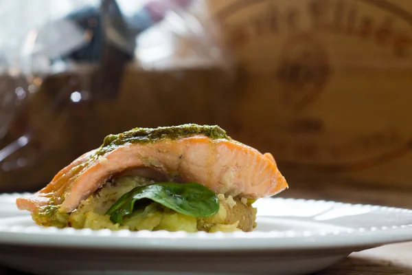 Filete de salmón, pesto y patata machacada — Foto de Stock