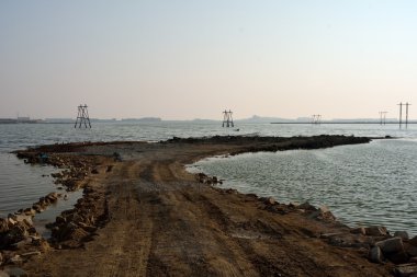 Dikmesi ve göl kenarında Lokbatan, Azerbaycan tarafından sular altında parça
