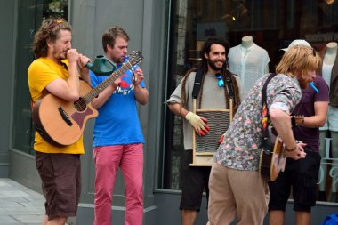 Bath, İngiltere'de garip aletleri oynamak sokak müzisyenleri