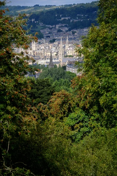 Vista da cidade de Bath através da vegetação — Fotografia de Stock