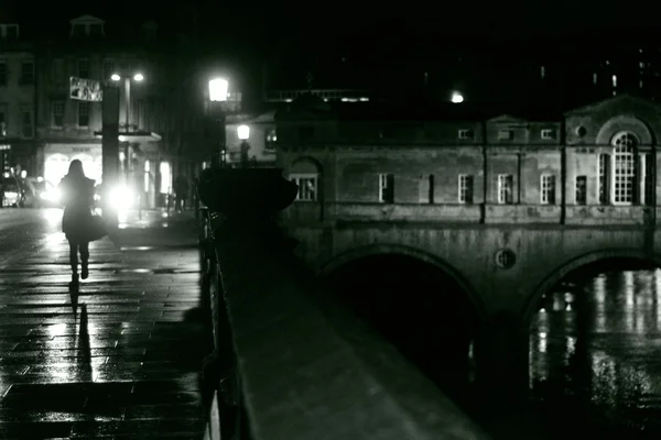 Mulher andando em Bath em uma noite chuvosa — Fotografia de Stock