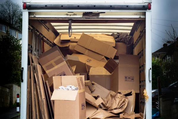 Furgoneta de eliminación con cajas desordenadas arrojadas dentro Imagen De Stock