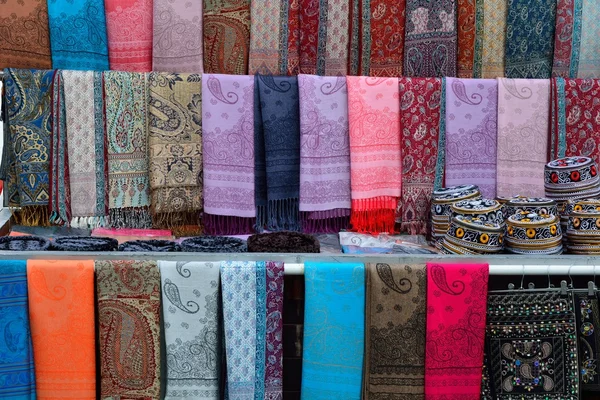 Foulards en soie à vendre dans la vieille ville de Bakou, Azerbaïdjan — Photo