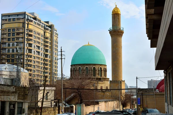 Telhado azul e minarete da mesquita Sultanbey, em Baku, Azerbaijão — Fotografia de Stock