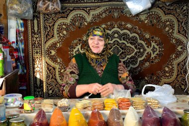 Altın diş halı Bakü, Azerbaycan'ın başkenti Market önünde baharat satan bayanla
