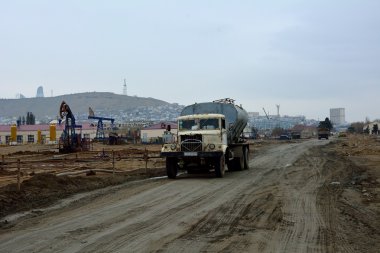 Eski tankere petrol sahasını Bakü, Azerbaycan, arka planda alev Kuleli başkenti