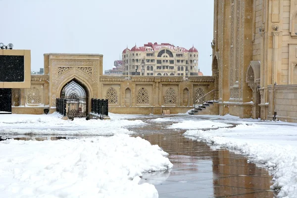 Neve dentro de uma mesquita de Baku, na capital do Azerbaijão — Fotografia de Stock