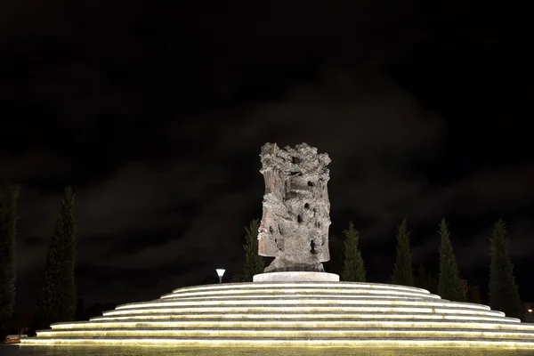 Escultura nocturna en Dede Gorgud Park, Bakú, capital de Azerbaiyán — Foto de Stock