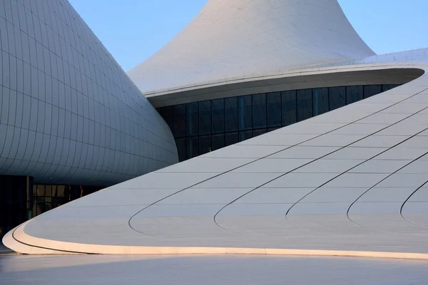 Courbes sur le Centre culturel Heydar Aliyev, à Bakou, la capitale de l'Azerbaïdjan Images De Stock Libres De Droits