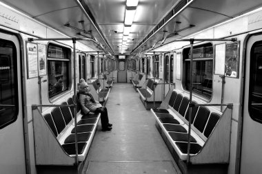 Bakü Metro üzerinde boş bir satır başı kız