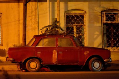 Eski Zhiguli araba Mercedes tekerlekler, Bakü, Azerbaycan ile sokak aydınlatma altında geceleri