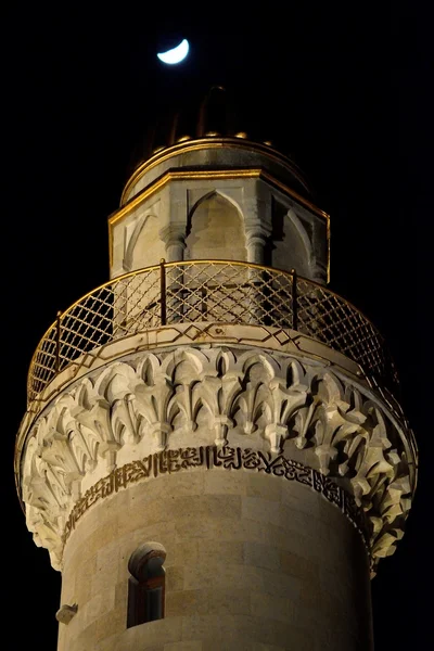 Minarete e lua em Baku, capital do Azerbaijão — Fotografia de Stock