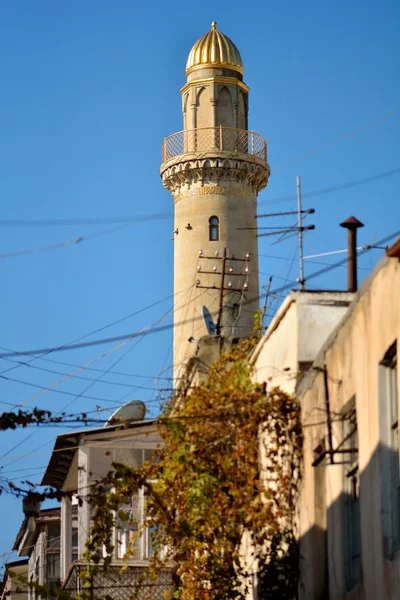 Cabos minaretes e bagunçados em Baku, capital do Azerbaijão — Fotografia de Stock