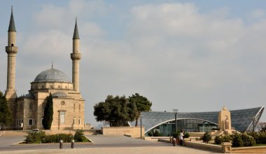 Bakü, Azerbaycan'ın başkenti füniküler istasyonu ve Şehitler Camii