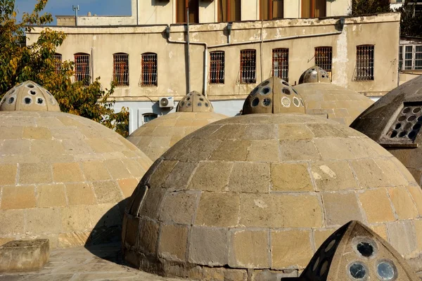 Telhados antigos redondos de banhos públicos na Cidade Velha de Baku, dentro da capital do Azerbaijão, incluindo arredores — Fotografia de Stock