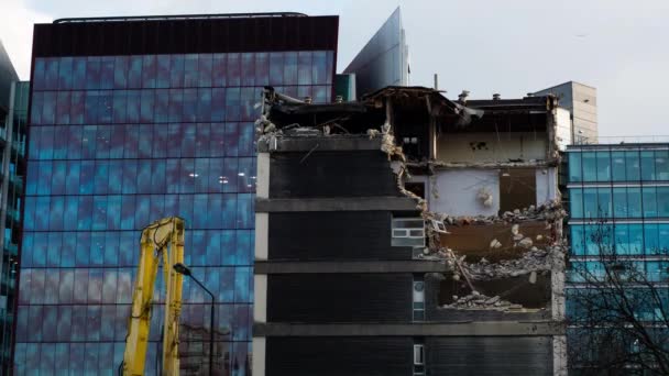 Timelapse del edificio de demolición de excavadoras en el centro de Londres — Vídeo de stock