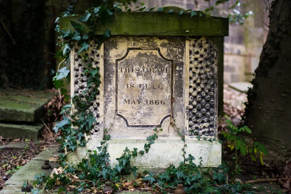 "This Grave is Full" inscribed on a tom — Stock Photo, Image
