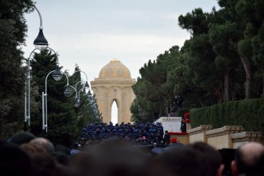 Kalabalık öğrenciler ve anıt Bakıda doğru hareket yas tutanlar